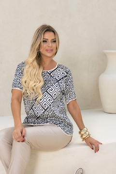 Blusa Glossy Manga Curta na internet