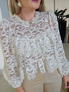 Blusa renda com pérolas