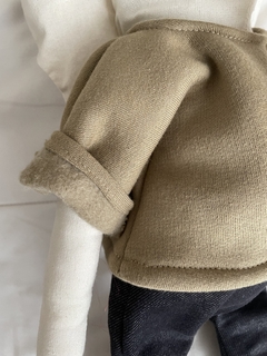 Elefante con buzo verde oliva y jeans - comprar online