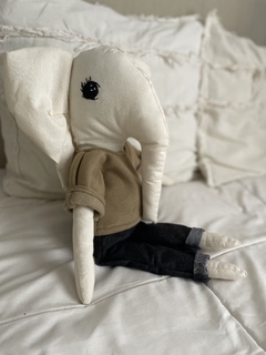 Elefante con buzo verde oliva y jeans