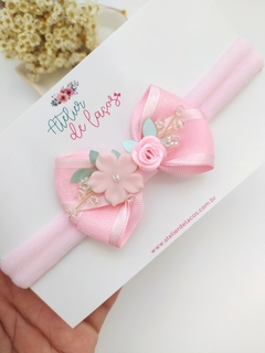 Leticia com arranjo floral - comprar online