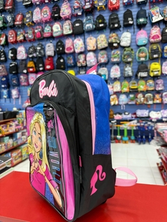 1611- MOCHILA BARBIE HELLO CON CARRO 16 PUL (7790752716115) en internet