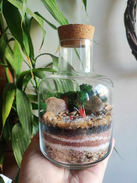 Garrafa - preservado com mulher lendo