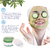 Mujer con mascarilla verde exfoliante de pepino y té verde, con rodajas de pepino en los ojos y sonrisa, junto a envase del exfoliante y texto informativo sobre beneficios del producto