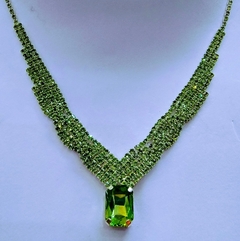 collar de strass en colores con gema central