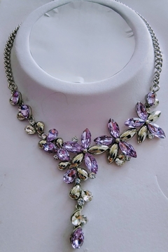 collar con flores de strass solo lila