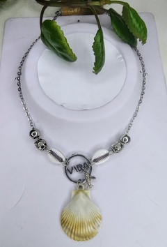 collar con ostra marina y buzios