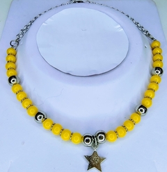 collar de perlas de vidrio con dije de estrella. varios colores