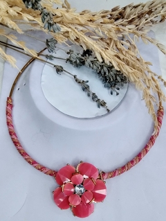 collar rigido con rosa de strass fucsia