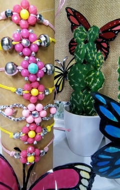 Pulseras tejidas con flores rosadas