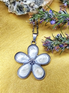 Collar flor de acero blanco