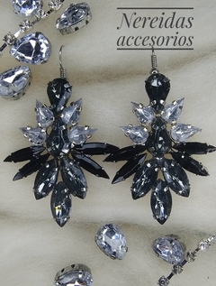 Aros de gemas negras y cristal. Él precio publicado es por mayor
