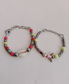 Pulseras con variedad de dijes y bolitas de acero