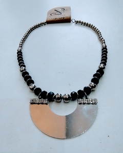 collar en cristales negros y dije semicírculo de acero