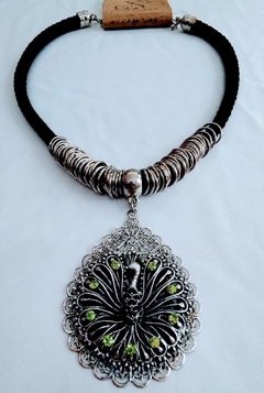 collar con dije xl de pavo real