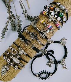 pulseras negras varios modelos y dijes