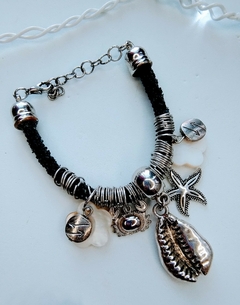 pulsera de soga con glitter y dijes marinos