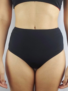 Hotpants Preta Vermelha na internet