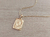 DIJE DE ACERO DORADO MEDALLA RECTANGULAR TRABAJADA EN RELIEVE CON INICIAL «O» Y CADENA ESPEJITO X 45 CM. TAMAÑO 15 X 20 MM