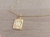 DIJE DE ACERO DORADO MEDALLA RECTANGULAR TRABAJADA EN RELIEVE CON INICIAL «N» Y CADENA ESPEJITO X 45 CM. TAMAÑO 15 X 20 MM