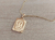 DIJE DE ACERO DORADO MEDALLA RECTANGULAR TRABAJADA EN RELIEVE CON INICIAL «M» Y CADENA ESPEJITO X 45 CM. TAMAÑO 15 X 20 MM