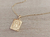 DIJE DE ACERO DORADO MEDALLA RECTANGULAR TRABAJADA EN RELIEVE CON INICIAL «K» Y CADENA ESPEJITO X 45 CM. TAMAÑO 15 X 20 MM