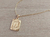 DIJE DE ACERO DORADO MEDALLA RECTANGULAR TRABAJADA EN RELIEVE CON INICIAL «H» Y CADENA ESPEJITO X 45 CM. TAMAÑO 15 X 20 MM