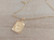DIJE DE ACERO DORADO MEDALLA RECTANGULAR TRABAJADA EN RELIEVE CON INICIAL «G» Y CADENA ESPEJITO X 45 CM. TAMAÑO 15 X 20 MM
