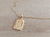 DIJE DE ACERO DORADO MEDALLA RECTANGULAR TRABAJADA EN RELIEVE CON INICIAL «E» Y CADENA ESPEJITO X 45 CM. TAMAÑO 15 X 20 MM