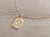 DIJE DE ACERO DORADO MEDALLA RECTANGULAR TRABAJADA EN RELIEVE CON INICIAL «C» Y CADENA ESPEJITO X 45 CM. TAMAÑO 15 X 20 MM