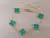 PULSERA DE ACERO DORADO ESLABÓN ESPEJITO CON DIJE VAN CLEEF ACRÍLICO VERDE. LARGO 17,5 + 6 CM EXT.