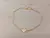 PULSERA DE ACERO DORADO ESLABÓN ESPEJITO CON CENTRO ROMBO FLOR VAN CLEEF NACARADA. LARGO 17,5 CM