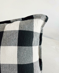 ALMOHADÓN CUADROS NEGRO 50X50 - comprar online