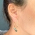 Argola com cristais coloridos pendurados - loja online