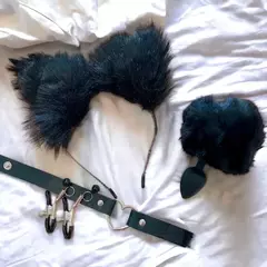 KIT PLUG POMPOM COM TIARA lDE ORELHAS