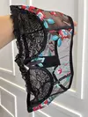 Corset de Tule Bordado com Renda Tati Preto com Azul Turquesa e Vermelho