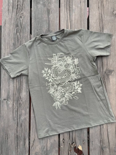 Remera Dragón con peonias en internet