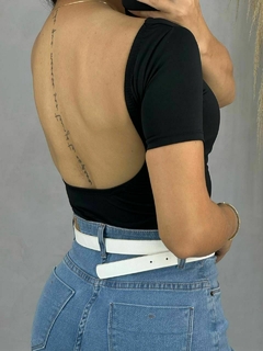 Cropped Feminino Manga Curta Costa Nua Tendencia