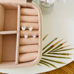 Brinco Solitário Coração Cravejado Banhado a Prata - comprar online