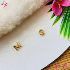 Colar Inicial No fio de Nylon Banhado a Ouro