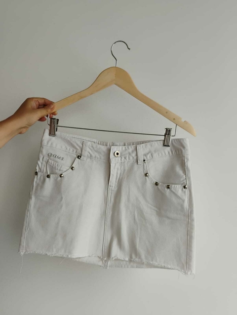 MINIFALDA BLANCA CON TACHAS