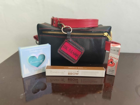 Cosmetiquera/Neceser de piel + 3 cosméticos variados - comprar en línea