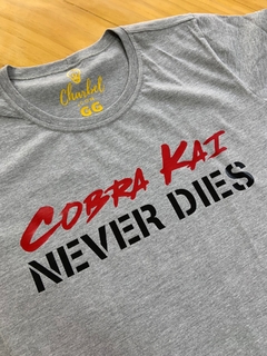 Camiseta Cobra Kai Never Dies na internet