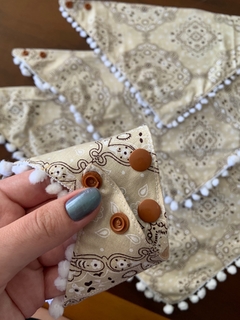 Bandana Bege c/ pompom - comprar online