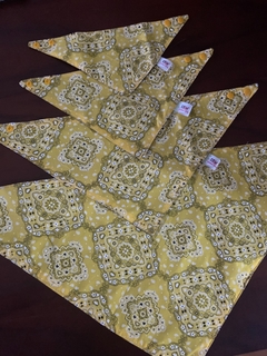 Bandana Amarela s/ pompom na internet