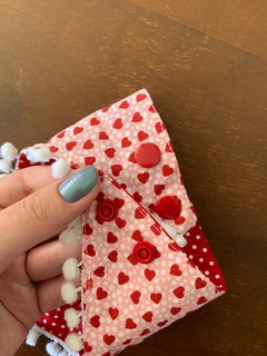 Bandana coração c/ pompom na internet