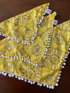 Bandana Amarela c/ pompom na internet