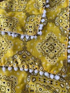 Bandana Amarela c/ pompom - Charbelpontocom