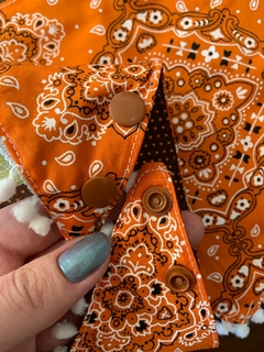 Bandana Laranja c/ pompom na internet