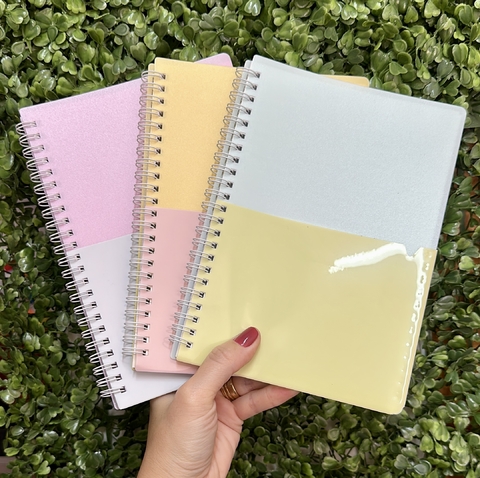 Caderno com bolso frontal